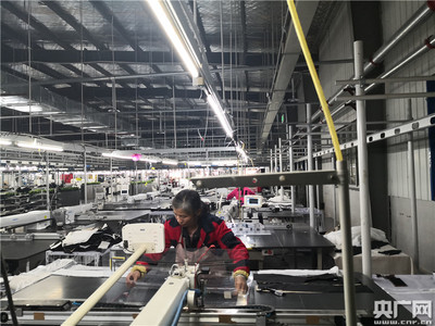 黄梅戏故里有新曲 互联网销售服装，书写乡间新经济奇迹